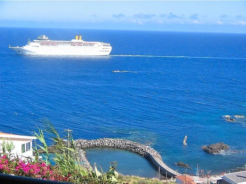 Ocean View - Minutes from Beach - Great Local Restaurants - Free WIFI & Parkin
