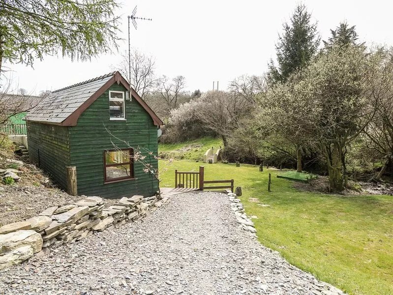 THE HEN PEN, pet friendly, character holiday cottage in Cenarth