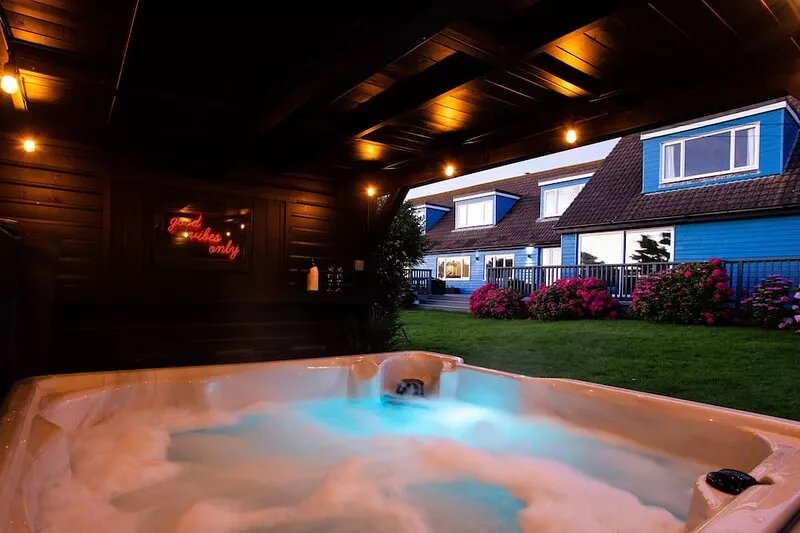 LUXURY- The Bluehouse Watergate Bay, Cornwall, Sea Views, HOT TUB Pet Friendly