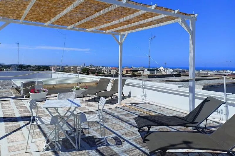 house in the center, near the historic center, the railway station, the sea