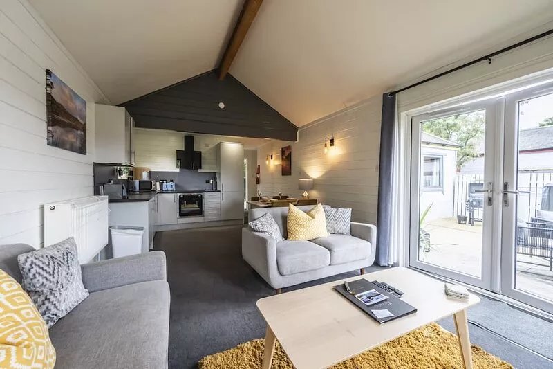 Premium 2 Bedroom pet-friendly Lodge with woodburner and amazing views just