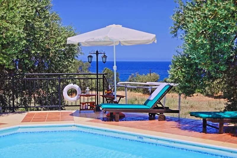 Sunset views, large pool, familiar to mobility difficulties