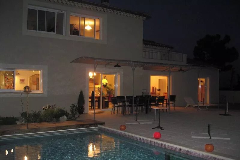 Villa with swimming pool for 10 people in Villeneuve les Avignon (4 kms Avignon)