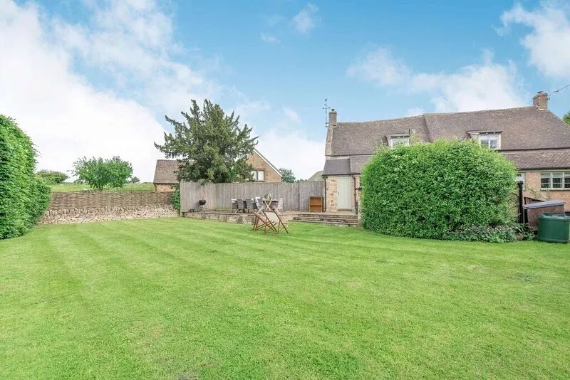 Three bedroom pet friendly holiday home in the Cotswolds - Norman Chapel