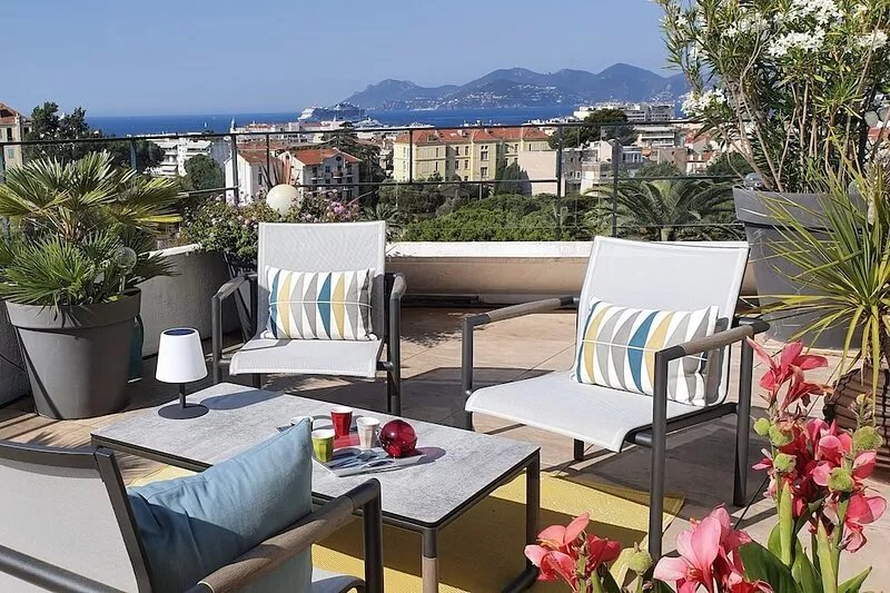 Penthouse apartment with sea view and very large terrace and pool