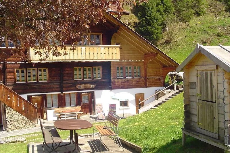 FWH cozy. in a quiet location for 2-7 pers. near mountain railways Price