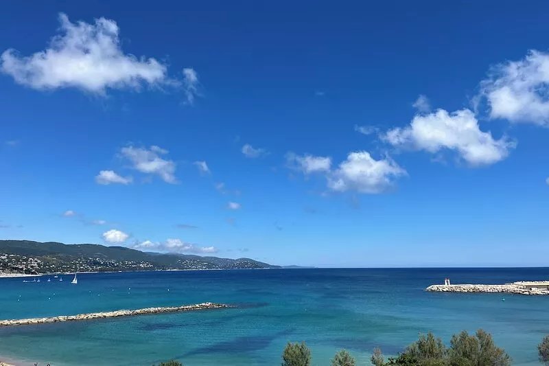 Superb 3-bedroom apartment/80m2/new condition/waterfront/excep180° sea
