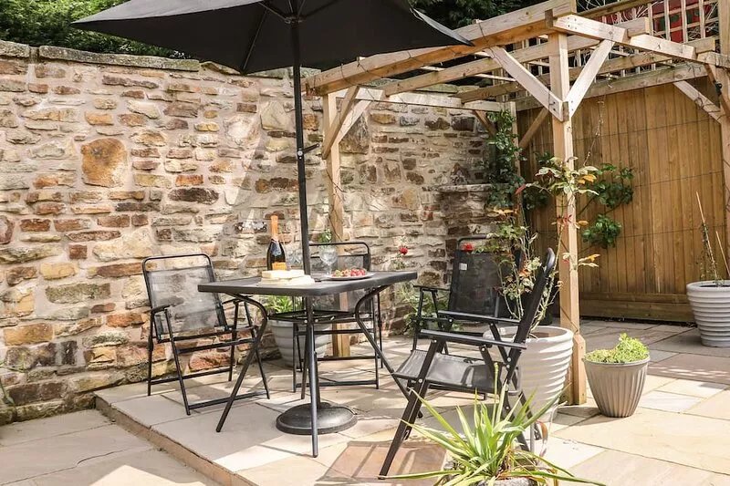MILLWARD HOUSE, pet friendly, character holiday cottage in Longnor