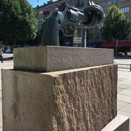 Non-Violence  staty ”The Knotted Gun”