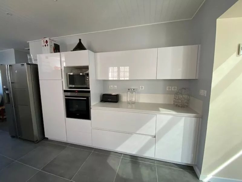 Villa with terrace for 10, 700 m from the beach, 400 m from shops and market