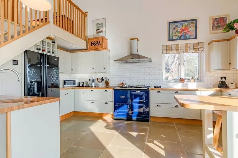 The Old Barn, Witney - sleeps 6 guests in 3 bedrooms