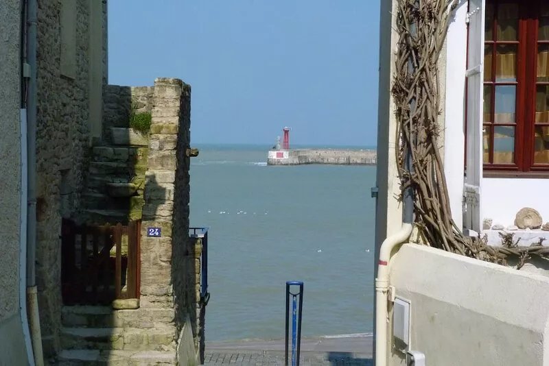 FISHERMAN'S COTTAGE IN THE HEART OF OMAHA BEACH - 20 METERS FROM THE SEA.