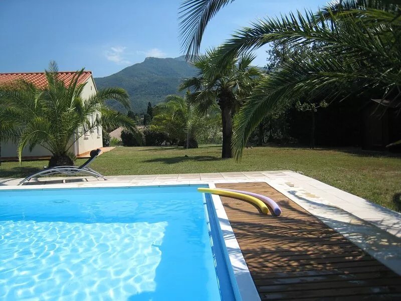 Vacation home with private pool at the foot of the Pyrenees and close to the