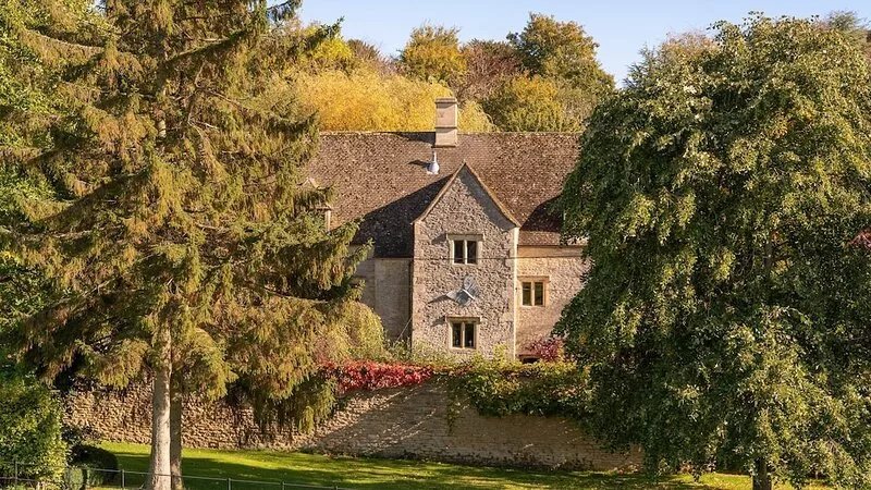 The Barracks - sleeps 6 guests  in 3 bedrooms