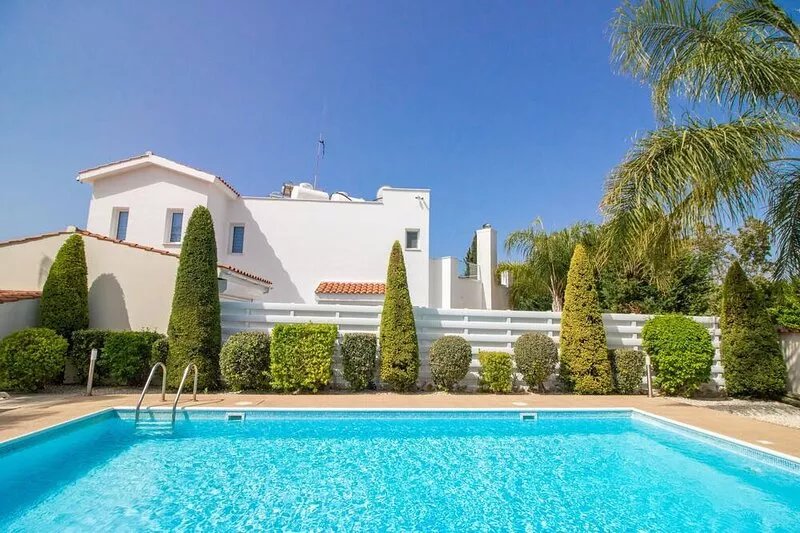 3 Bedroom villa with a private pool, 4 minutes walk from the Beach