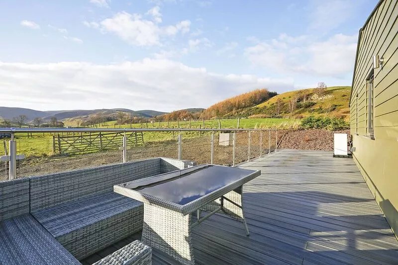 Castlehill cabin with a hot tub