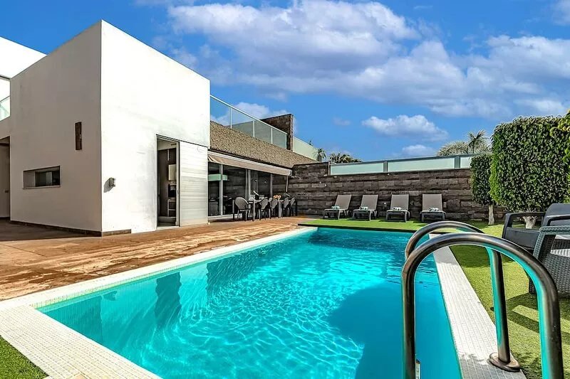 6 bedsr villa with private heated pool *30º Jacuzzi 6p. Wi-Fi,  5 min walk beach