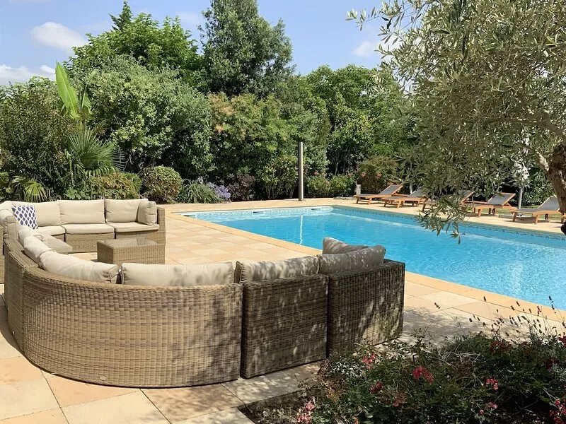 Very spacious House, Heated Pool, Tennis Court, Games Room, 2 acres of garden
