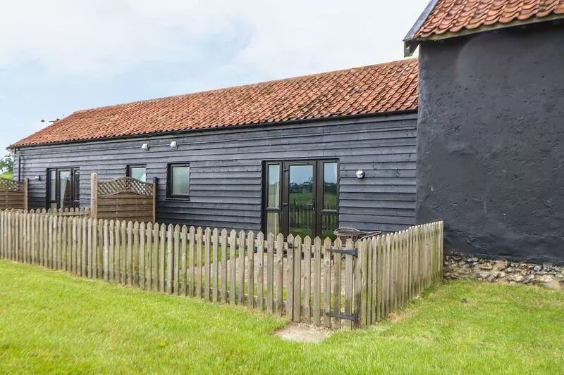 TAWNY OWL BARN, pet friendly, character holiday cottage in Shipdham