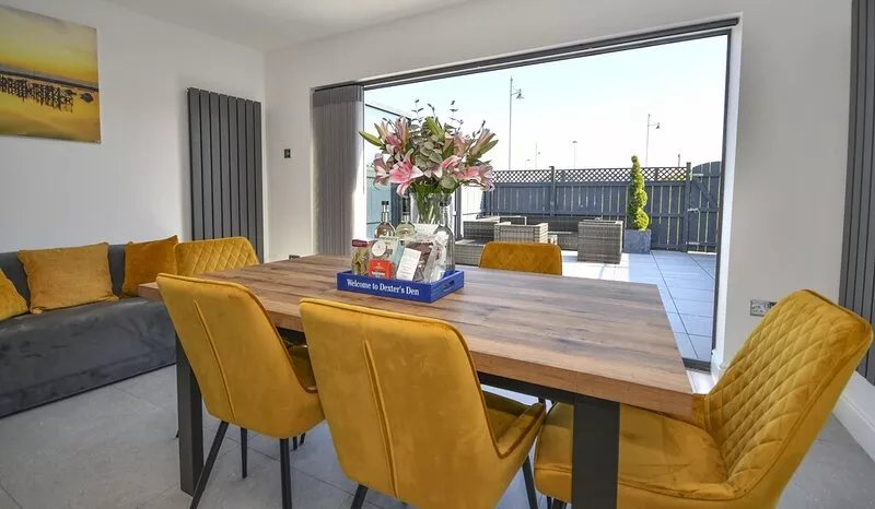 Dexters Den -  Stunning large 3 bedroom cottage with sea views