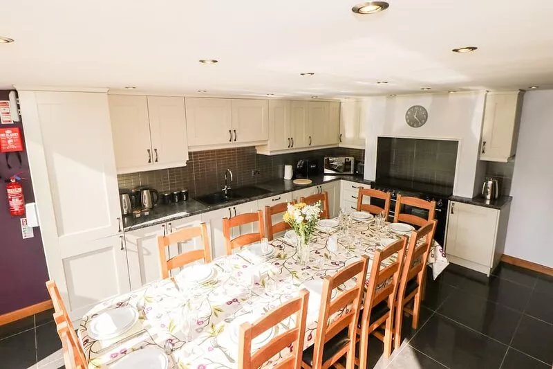 BROADWAY BARN, pet friendly, with a garden in Priestcliffe