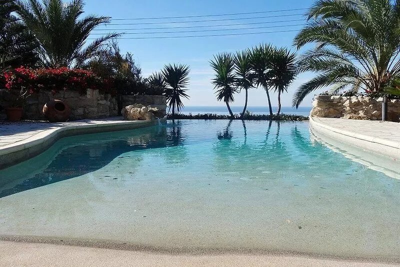 Luxury 4 bed, sleeps 8. All ensuite, Stunning Infinity Pool and Sea Views
