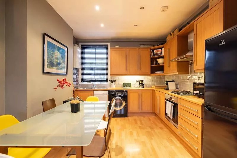 3 DBL BEDROOMS FAMILLY APT CLOSE TO NOTTINGHILL AREA KING SIZE BED IN MASTER