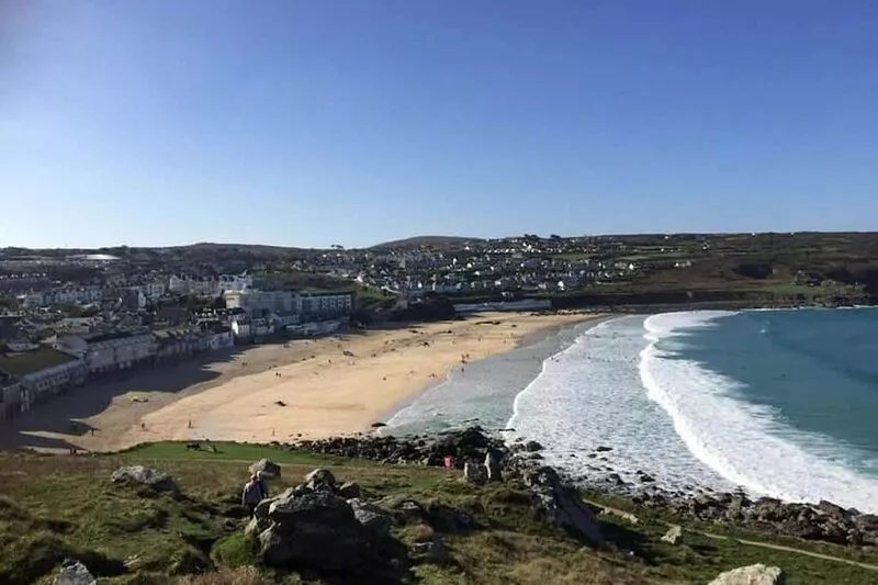 The cottage is  minutes walk to 5 beaches and the harbour