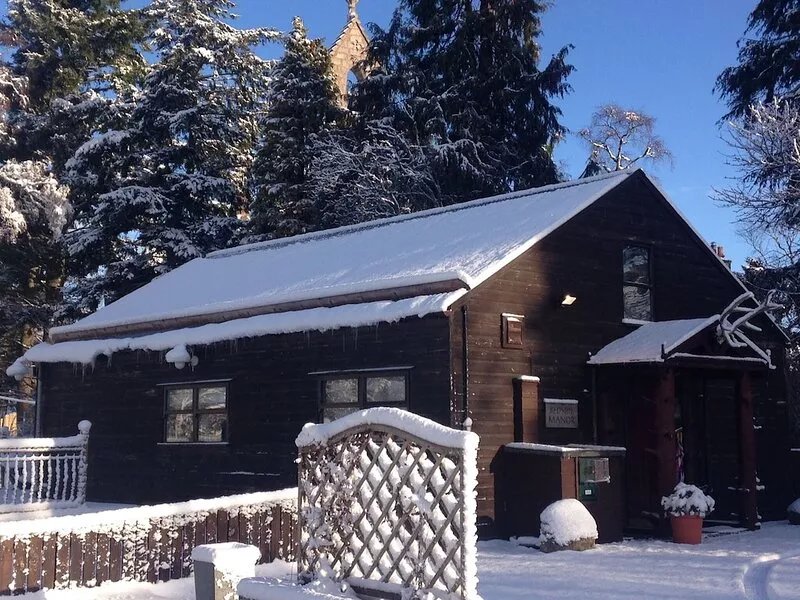 Scottish cabin-style cottage with large garden in Braemar village