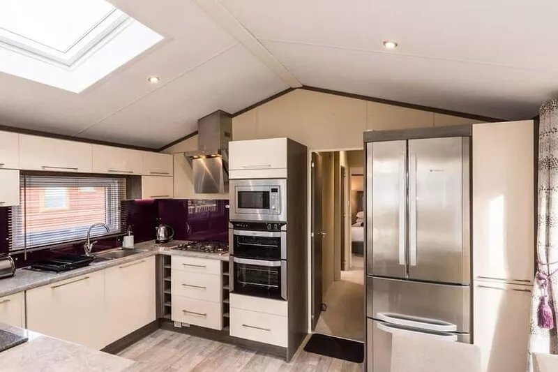 Sleeps 4 plus a tiny tot. Fabulous lake views with spacious outside terrace and
