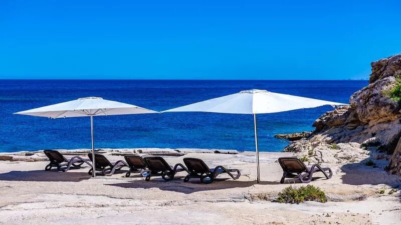 Coastal villa with private swimming pool & tennis court, just steps from the sea