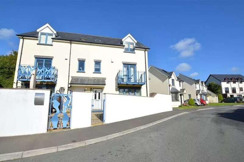 Castle Keep View - Three Bedroom House, Sleeps 6