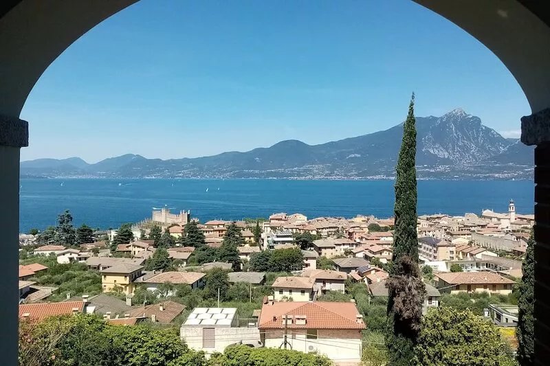 Apartment with splendid lake view a few steps from the center and the beach.