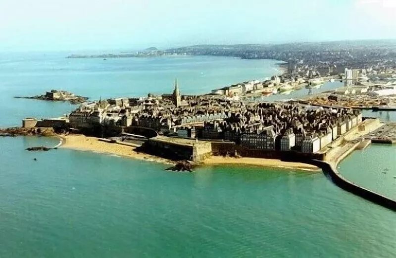 ST-MALO Intra-Muros, 2 bedrooms, elevator, 100 m from the sea