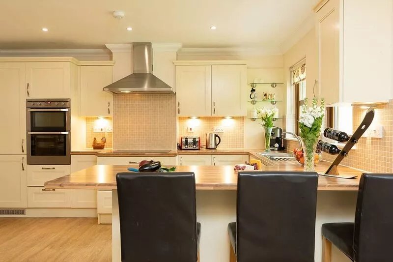 Bracken House -  a house that sleeps 8 guests  in 4 bedrooms