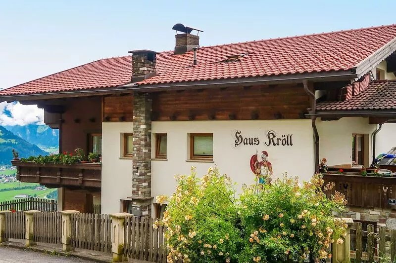 Cosy apartment for 8 guests with WIFI, TV, balcony, pets allowed and parking