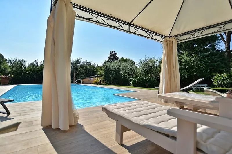 All inclusive formula. Semi-detached villa with park and splendid swimming pool!