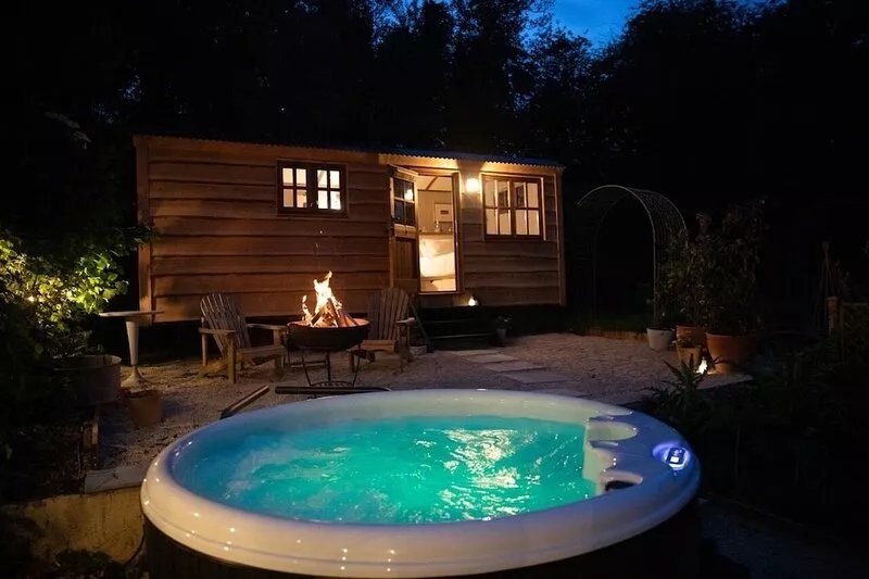 Luxury Shepherds Hut with hot tub and WiFi in rural location near Bath +Bristol