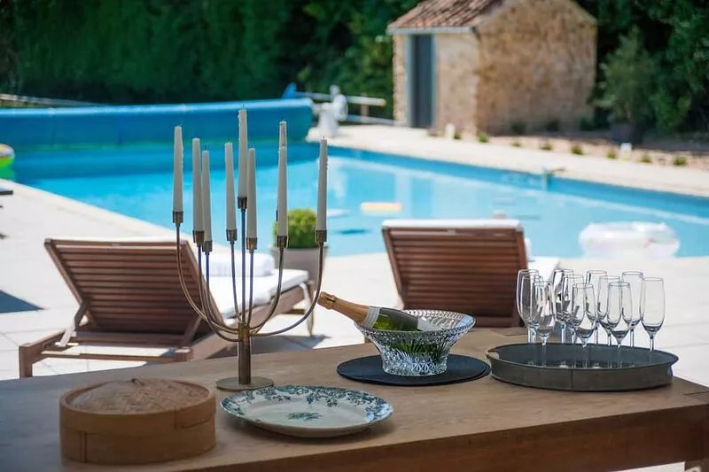 Hall Farmhouse... dog friendly, large outdoor pool, hot tub, firepit & XL BBQ
