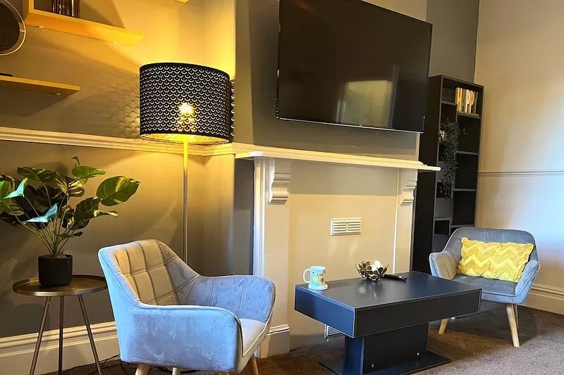 Large Serviced Apartment - Taunton