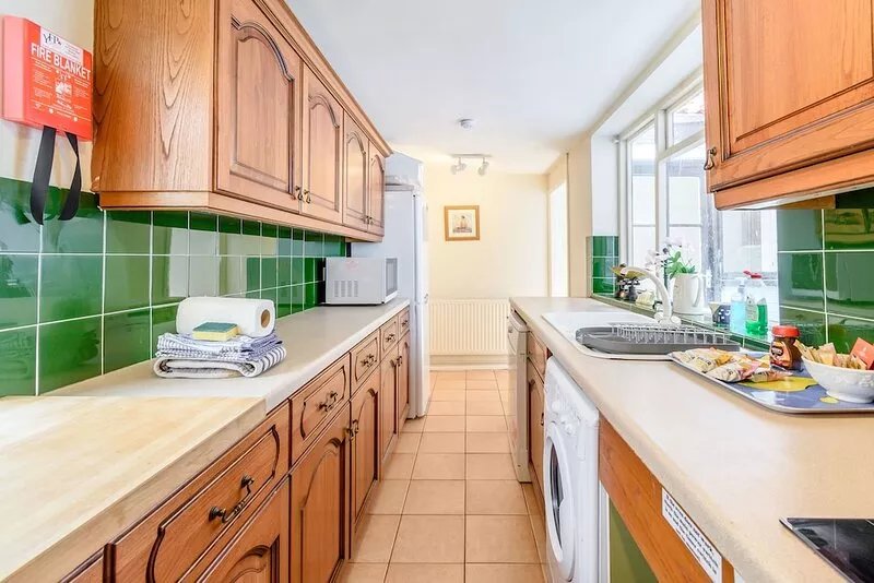 THE ANCHORAGE, pet friendly, character holiday cottage in Whitby