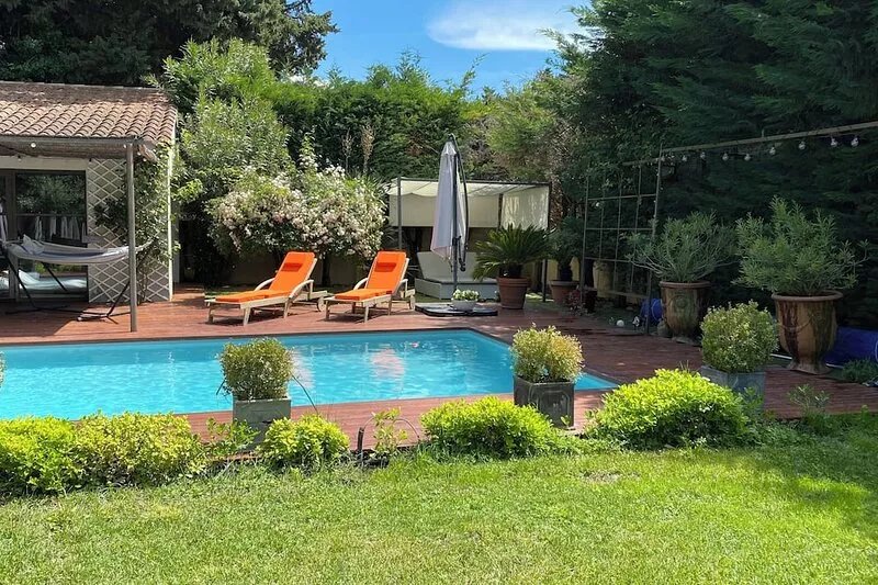 Guest house with terrace and private pool near Avignon- Wifi