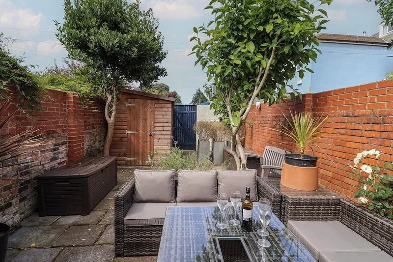OLD HARBOUR TOWNHOUSE, pet friendly, with open fire in Weymouth