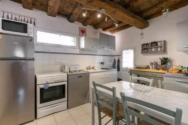 Village house, BBQ, terrace, arbor, near Avignon, St Rémy de Pce