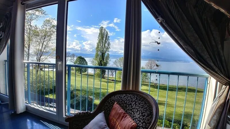 Waterfront apartment with lake view and direct access