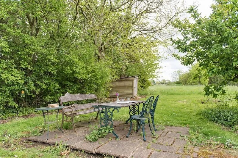 Crow Cottage by Bloom Stays -  sleeps 2 guests  in 1 bedroom
