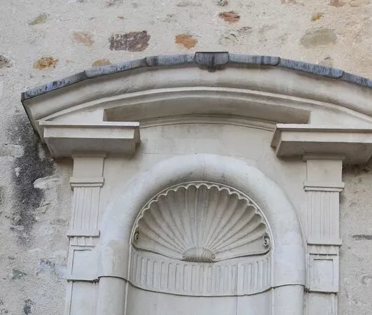 La Fontaine A La Base Du Beffroi