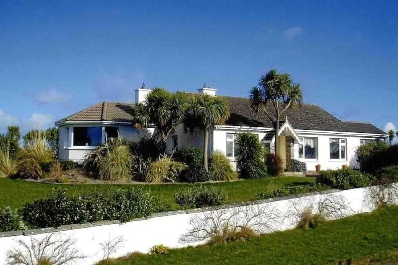 Large scenic 3 bed cottage close to beach, mountain views, Wild Atlantic Way