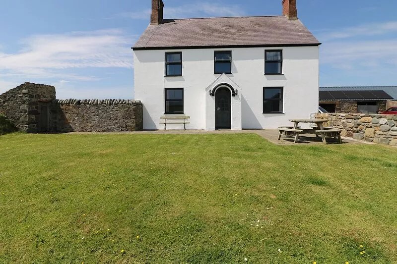 TREFOLLWYN MAWR, pet friendly, character holiday cottage in Abersoch