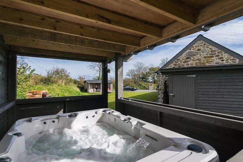The Dairy - Luxury Cottage with Hot Tub and Views